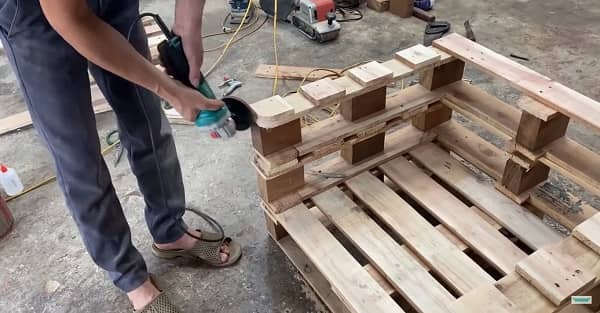 how to build a chair out of pallets
