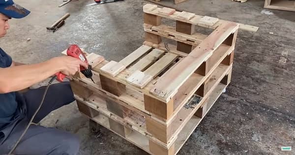 how to build a chair out of pallets